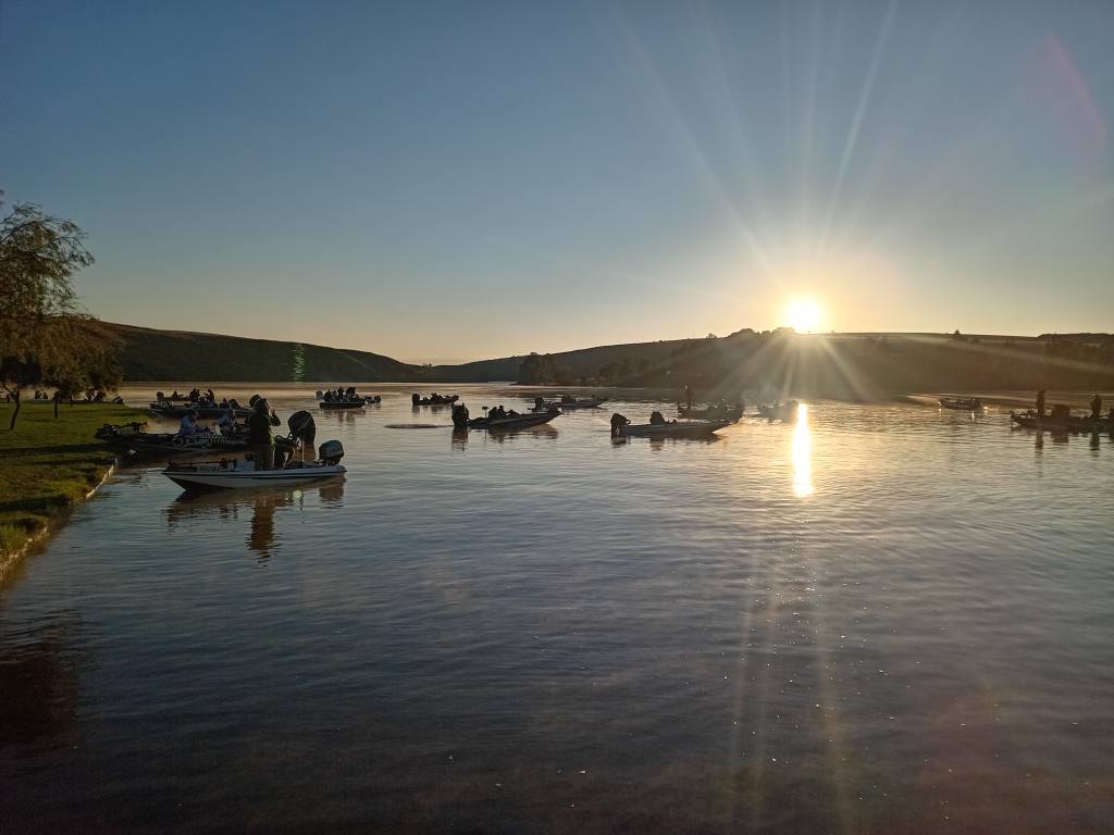 Boats on the water at sunrise near Maanlig Oord